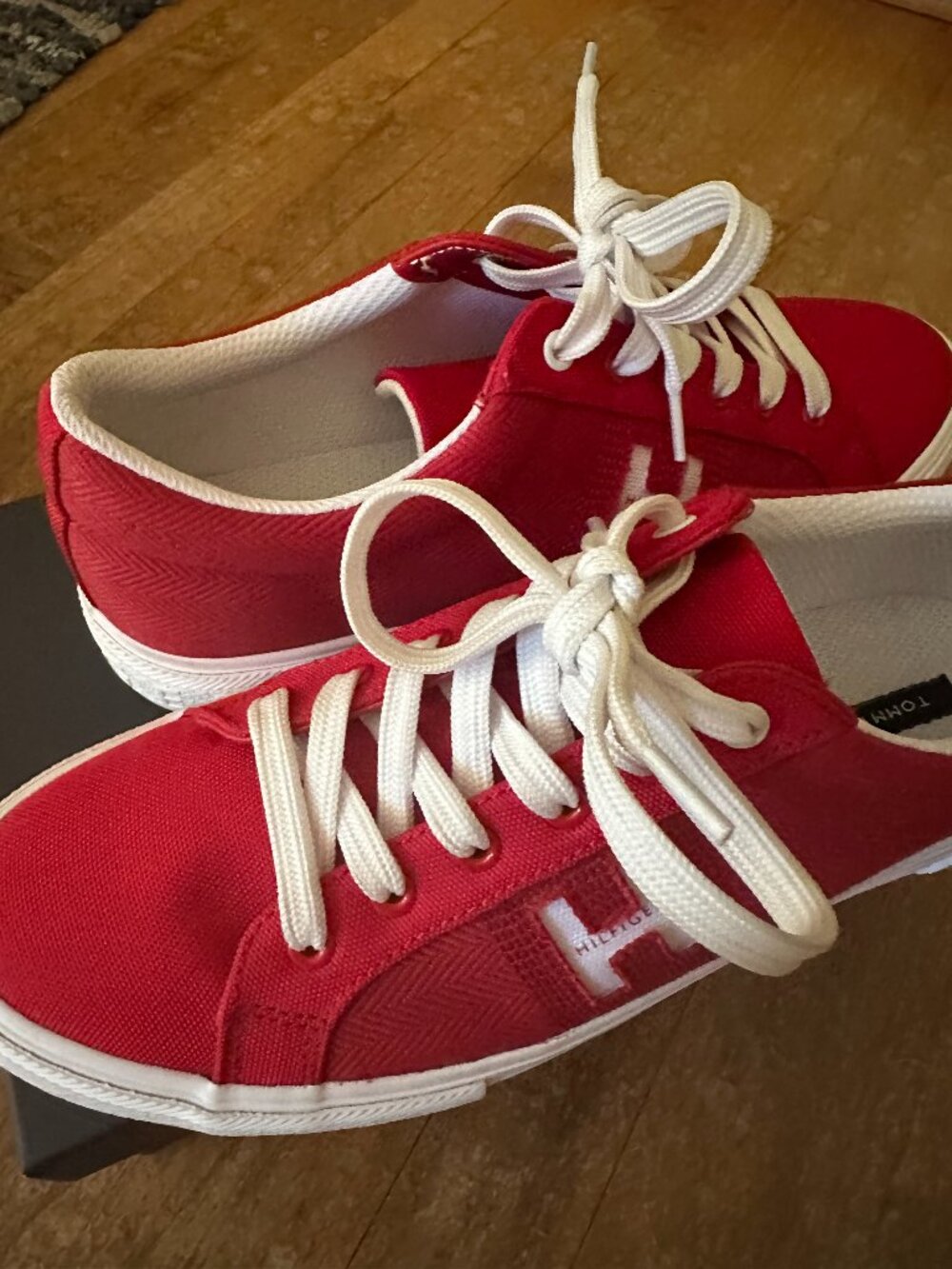 Tommy Hilfiger Aconia Sneaker LIKE NEW Women's size 9.5 Red